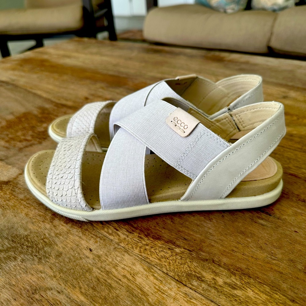 Ecco Comfort Walking Sandals with Elastic Strap. NWT. Sz 7. Cream color.